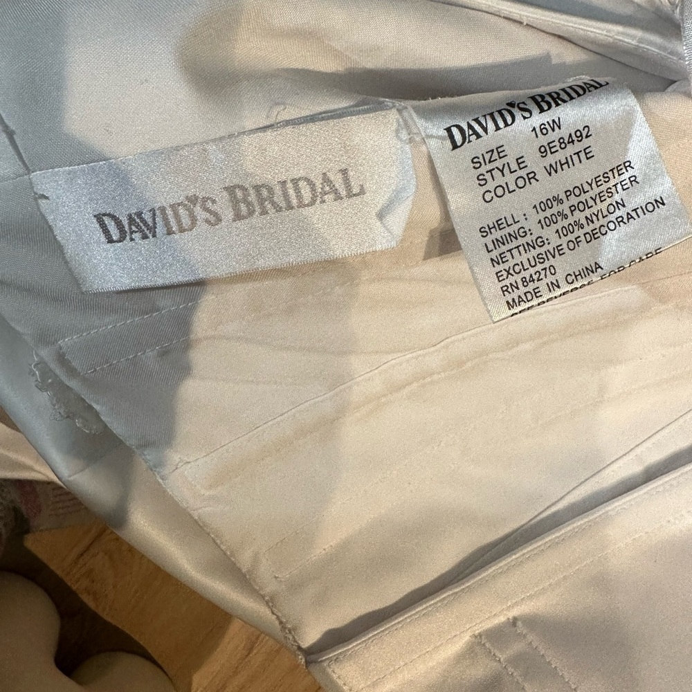 David’s Bridal Elegant White Lace Gown Size 16 W - Picture 14 of 16